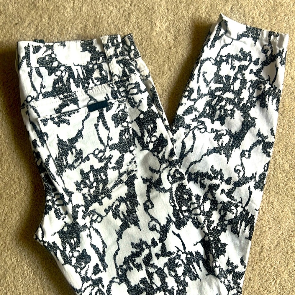 Joes size 24. Geometric black and white design